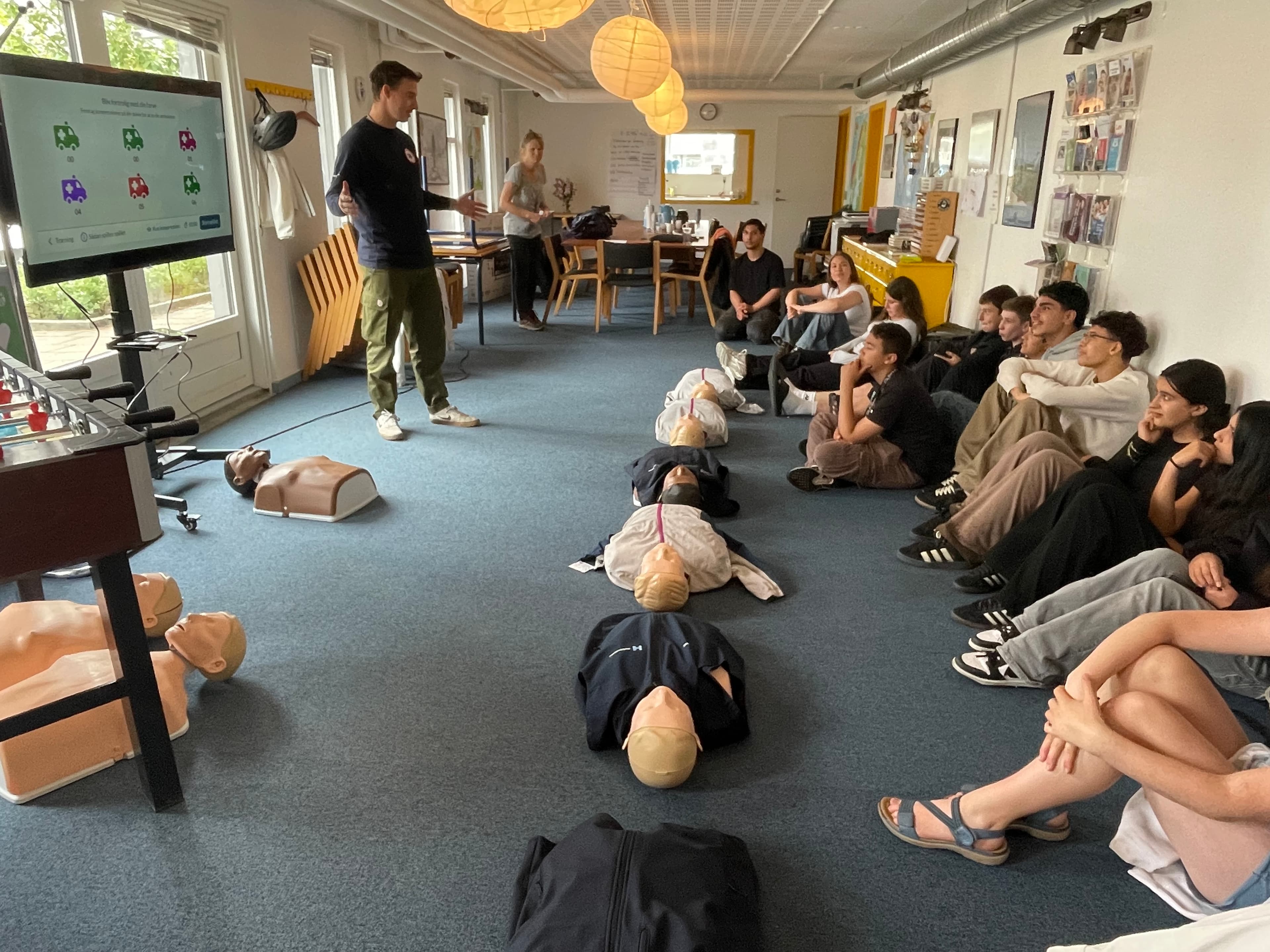 Unge deltager i undervisning om hjertemassage og brug af hjertestarter